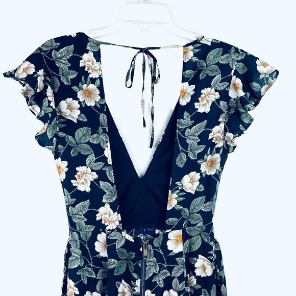 New-shop17 Floral Print Deep V-neck, Open Tie Back, Wide Leg One Piece Jump Suit - Picture 3 of 16